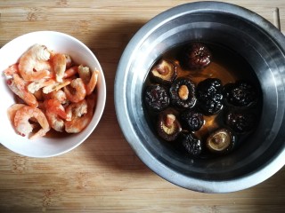 开洋香菇荠菜大馄饨,开洋用料酒或花雕浸泡至软，干香菇泡发。