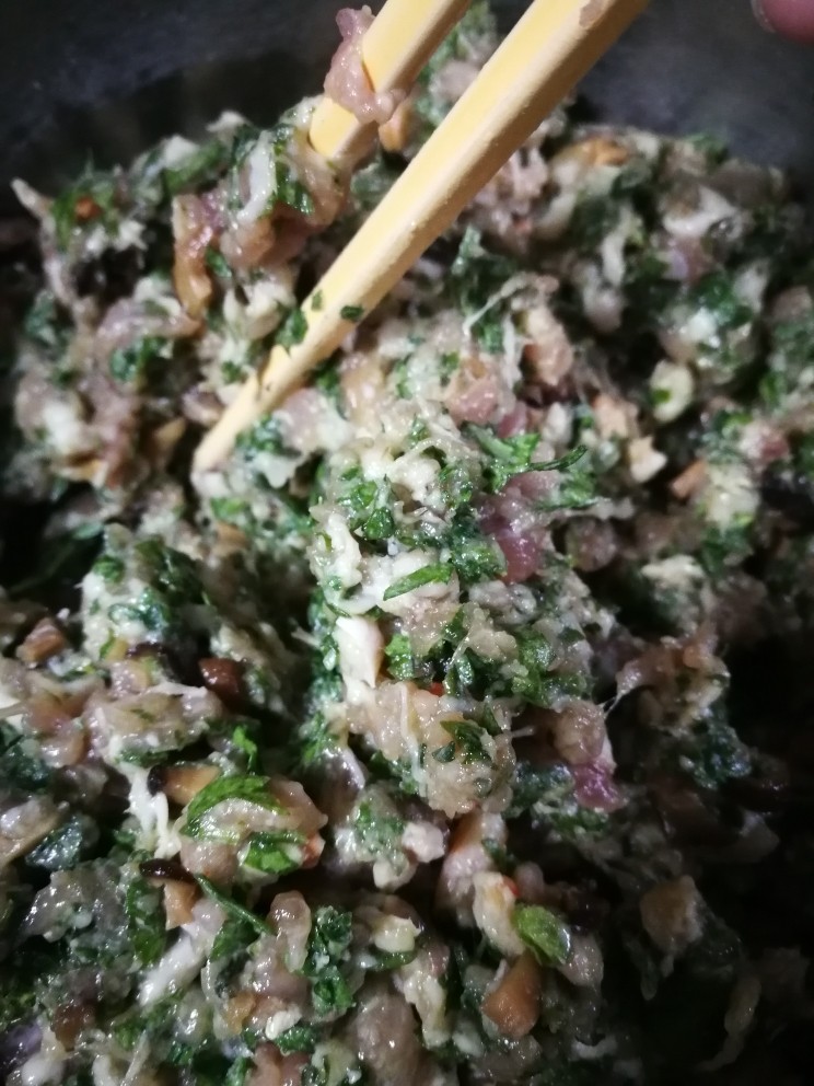 开洋香菇荠菜大馄饨,拌匀后用筷子按顺时针方向不停搅拌上劲。