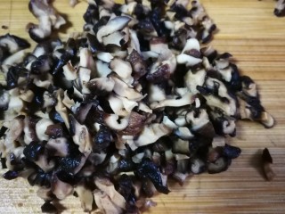 开洋香菇荠菜大馄饨,香菇切小丁备用。