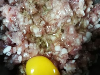 开洋香菇荠菜大馄饨,打入鸡蛋一个。