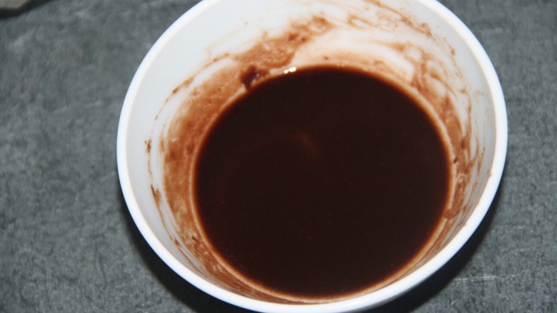 巧克力松饼,把黑巧克力豆和黄油隔水融化，成液态