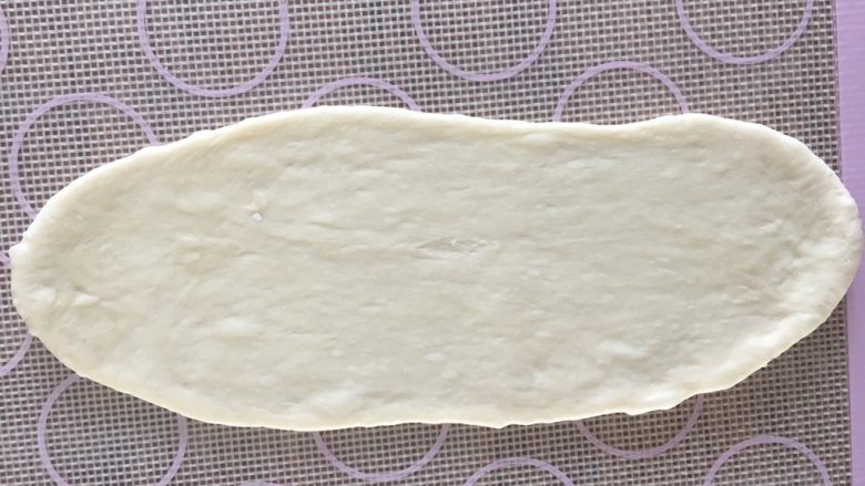 软萌面包卷（冷藏发酵）,取一个松弛好的面团，用擀面杖从中间分别上下两边擀开；