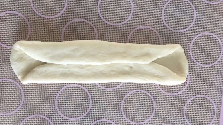软萌面包卷（冷藏发酵）,擀好的面团翻面，左右1/3处折叠压紧；