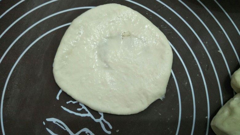 烧饼夹肉,稍微擀成圆型，在表面涂上一层水。