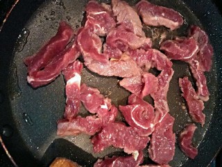 烧饼夹肉,腌好的牛肉放入平底锅中煮到半熟