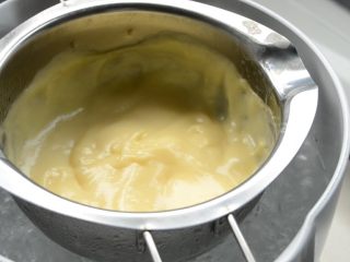 拿破仑酥,倒回奶锅加热不停搅拌，煮至浓稠后再加热一分钟