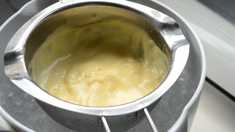 拿破仑酥,倒回奶锅加热不停搅拌，煮至浓稠后再加热一分钟