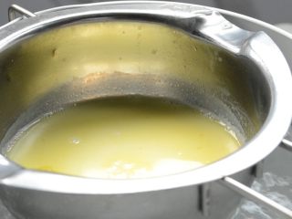 拿破仑酥,隔水加热融化黄油，搅拌均匀