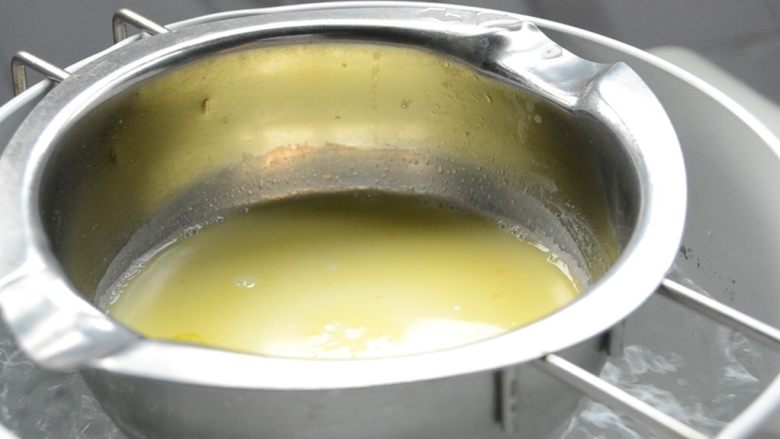 拿破仑酥,隔水加热融化黄油，搅拌均匀
