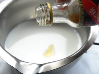 拿破仑酥,加热奶锅里倒入牛奶、黄油、香草精