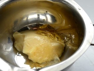 拿破仑酥,冷藏的卡仕达酱取出，挖三分之一到奶锅里，吉利丁片泡水软化后放入奶锅