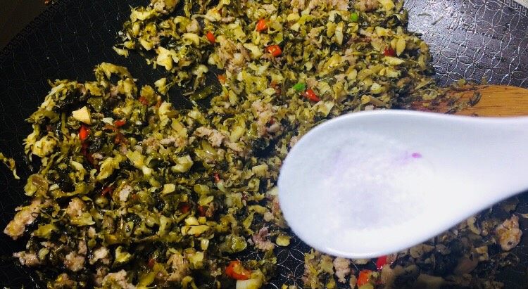 #懒人料理#农家腌菜辣肉沫,炒到一起后，加入适量盐味调味！试试味道！