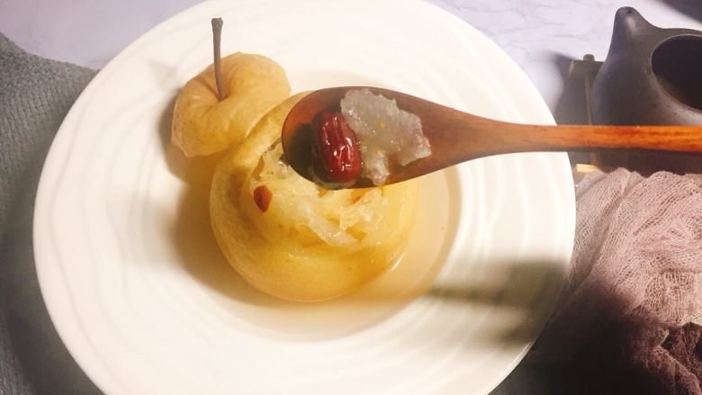 #懒人料理#冰糖雪梨炖雪耳枣,赶紧来一口热的！红枣已经非常的软甜！