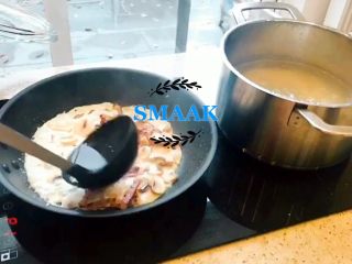 奶油培根青酱意面,加入一勺煮面的汤，稀释下奶油