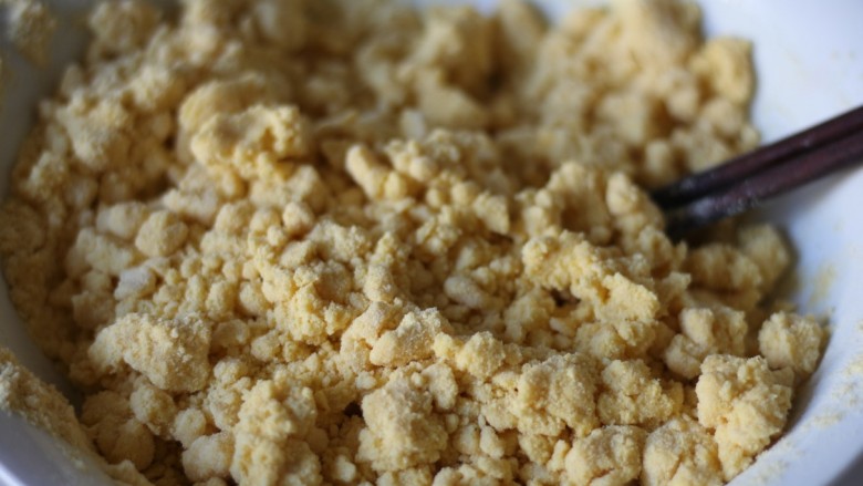 红枣奶香窝头,筷子搅拌至面粉结成粗粒状。