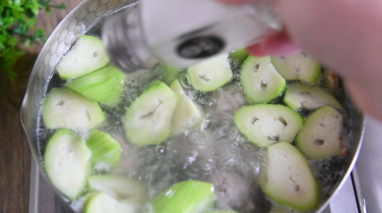肉圆丝瓜汤有荤有素营养丰富,简单易做还味道鲜美,太好喝了!,倒入2g盐