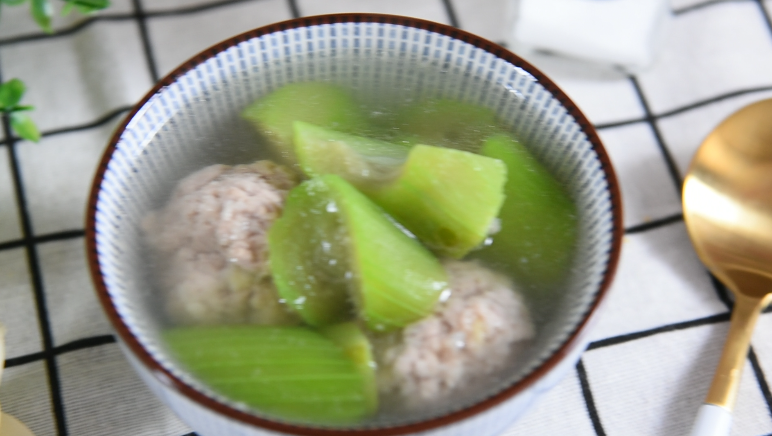 肉圆丝瓜汤有荤有素营养丰富,简单易做还味道鲜美,太好喝了!,上桌开饭啦~！