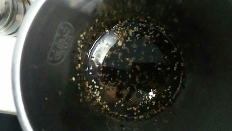 黑米黑豆黑芝麻糊,黑、白芝麻洗净加入豆浆机中，芝麻妈妈中的，收的时候掺在了一起。