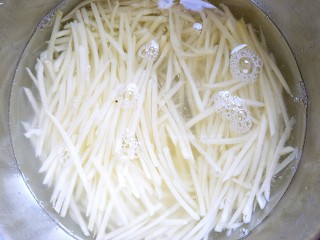 酸辣土豆丝,切成丝以后用清水多冲洗几遍，用水泡一下去除淀粉，这样吃起来才脆