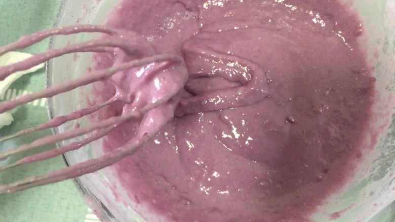 碗仔奶香紫薯蒸糕,加入牛奶，搅拌均匀，粘稠状
