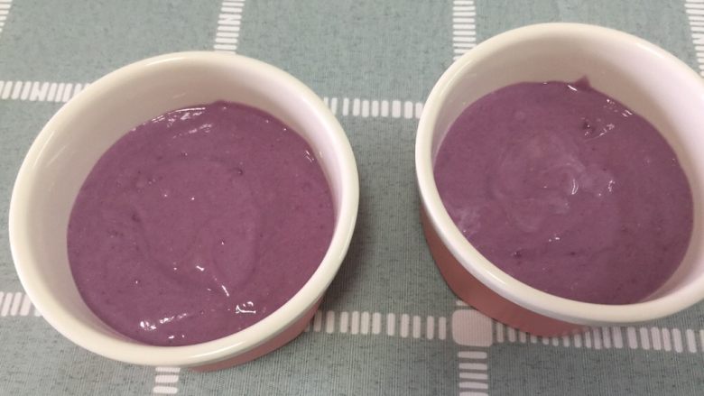 碗仔奶香紫薯蒸糕,倒入碗里，振平，发酵至二倍大