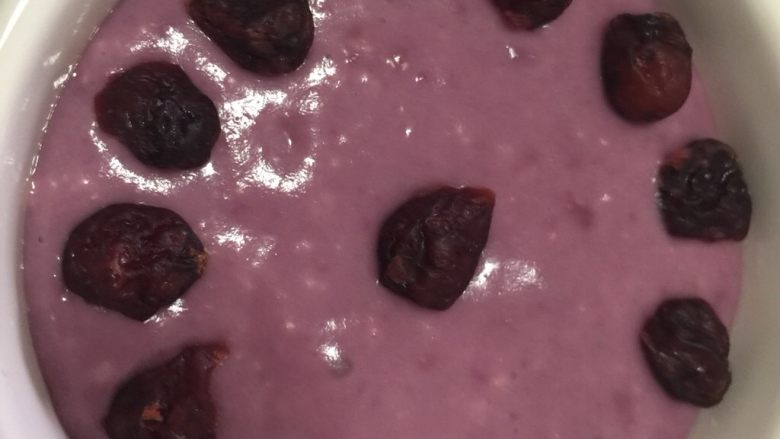 碗仔奶香紫薯蒸糕,放一些蔓越莓或提子，坚果等装饰一下，
如果隔水蒸20分钟，一开始大火，上汽后转中火，蒸好后焖5分钟开锅