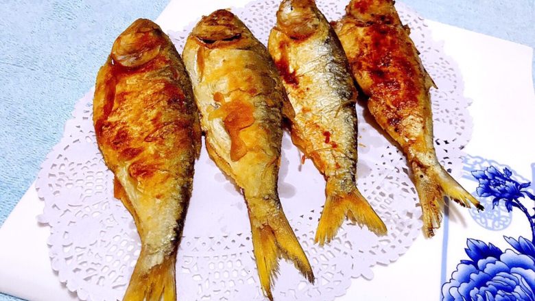 香煎令鲫鱼,但有一点这种鱼刺比较多但是经过煎至鱼刺变得酥脆也可以吃这样更有益于补钙