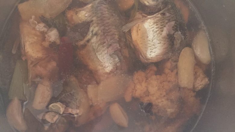 酥闷鲫鱼,估计有40分钟就提醒好了。打开锅用筷子夹了一下鱼肉，鱼骨已经酥软。
