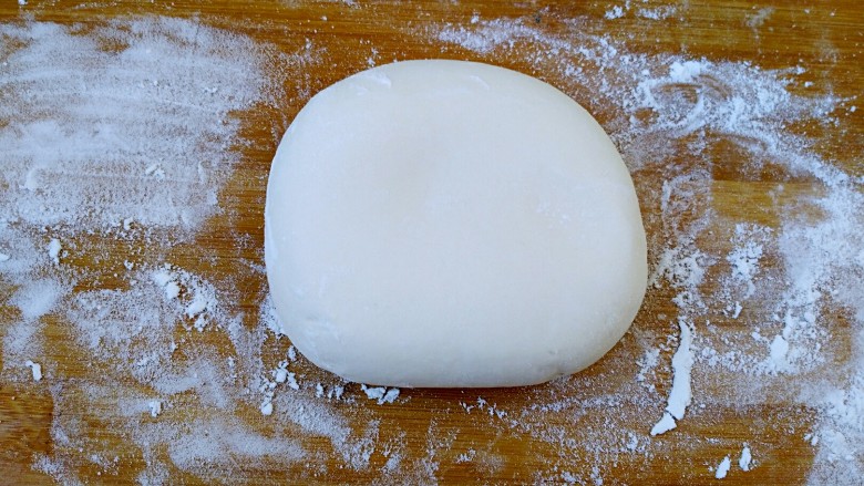 八寸披萨饼饼胚,取出发酵好的面团，放到面板上揉至光滑。
