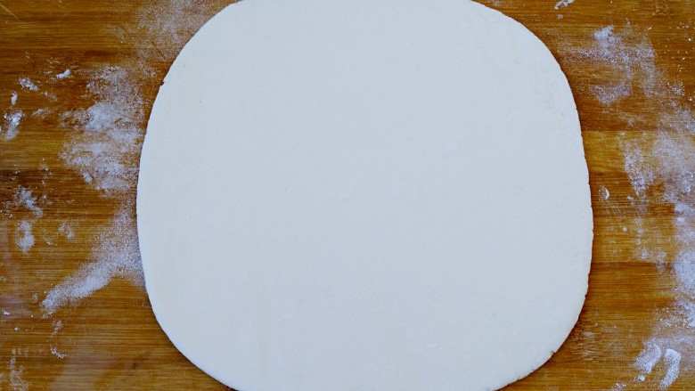 八寸披萨饼饼胚,用擀面杖把面团擀成8寸左右大的圆形。