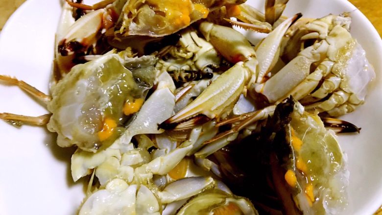 螃蟹一锅鲜,鲜活的螃蟹洗净去掉杂质一切为二