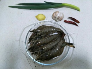 油焖大虾,准备食材:新鲜的对虾，蒜，姜，葱，尖椒。