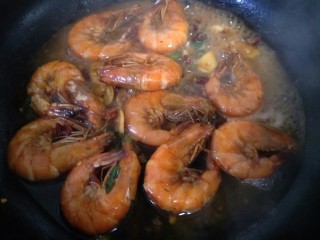 油焖大虾,然后加入适量的开水（不要太多）焖煮一会。