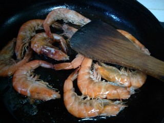油焖大虾,炒的时候适当的用铲子，按按虾头，这样红红的虾脑就出来了。