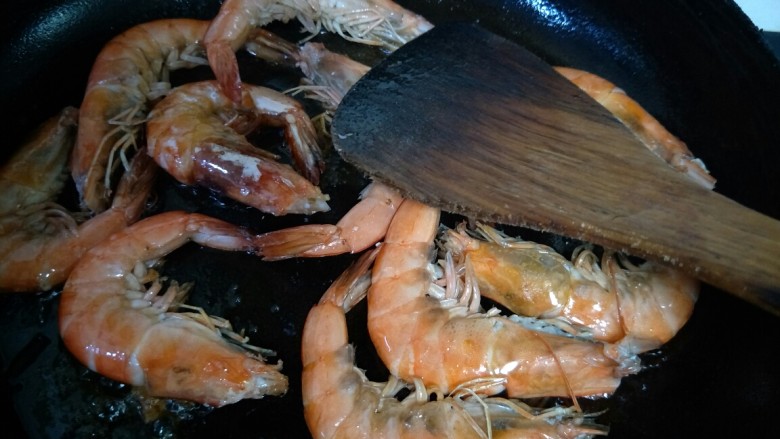 油焖大虾,炒的时候适当的用铲子，按按虾头，这样红红的虾脑就出来了。