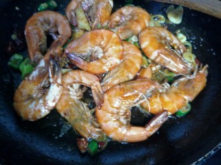 油焖大虾,接着和虾一起炒。