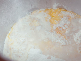 红豆面包,300克面粉倒入厨师机，加30克鲜奶油、15克鸡蛋液、150毫升水、10.5克鲜酵母、6克砂糖，先用低速搅拌3分钟，再转中速15分钟；