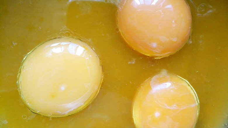 桔子汁戚风蛋糕,分蛋时把蛋黄分在桔子汁盆中