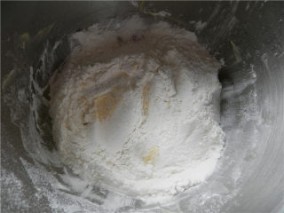 法式苹果塔,面粉、糖粉、盐混合，过筛到黄油碗中。