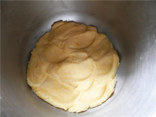 法式苹果塔,加入蛋黄，揉成面团，用保鲜袋包好后放冰箱冷藏30分钟。