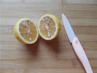 法式苹果塔,用奈瓷水果刀将1个柠檬对半切开。将柠檬榨汁，取汁5ML。