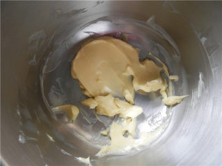 法式苹果塔,塔皮制作方法：

50g黄油提前室温软化