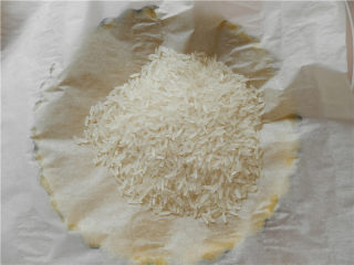 法式苹果塔,把米和烘焙纸放在塔皮上。
