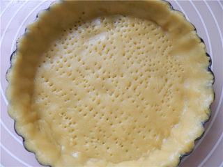 法式苹果塔,用叉子在塔皮上均匀叉一下，便于烤时定型透气。 