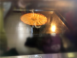 法式苹果塔,置烤箱中层180度烤20分钟。