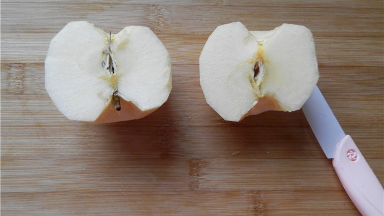 法式苹果塔,用奈瓷削皮刀将苹果去皮，用奈瓷水果刀对半切开。