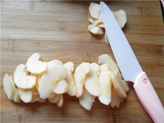 法式苹果塔,将苹果去核，用奈瓷水果刀切成厚薄适中的片（不可太薄或太厚），苹果不变色。