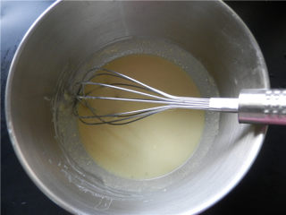 法式苹果塔,加入淡奶油搅拌均匀。