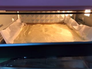 胖胖卷——肉松沙拉蛋糕卷,放入预热好的烤箱中层160度烤25分钟
大家根据自家的烤箱脾气来