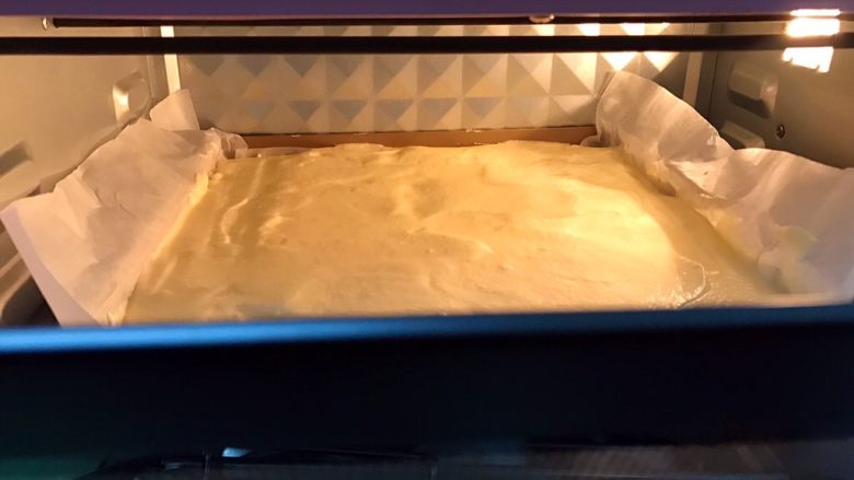 胖胖卷——肉松沙拉蛋糕卷,放入预热好的烤箱中层160度烤25分钟
大家根据自家的烤箱脾气来